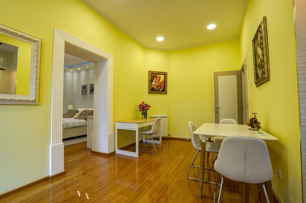 Family Apartment, 1 King Bed, Garden View photo 2
