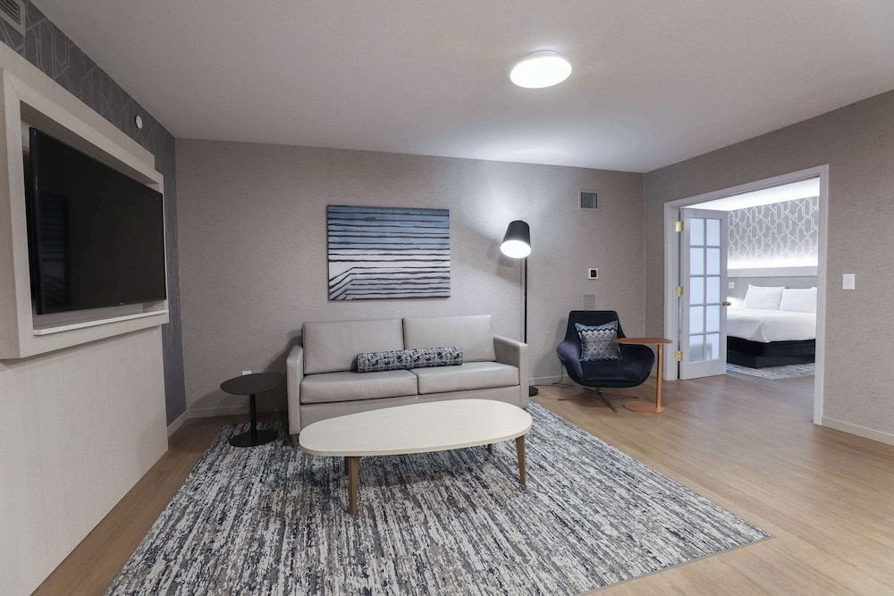 Suite, 1 King Bed, Non Smoking (Accessible) - Photo 3