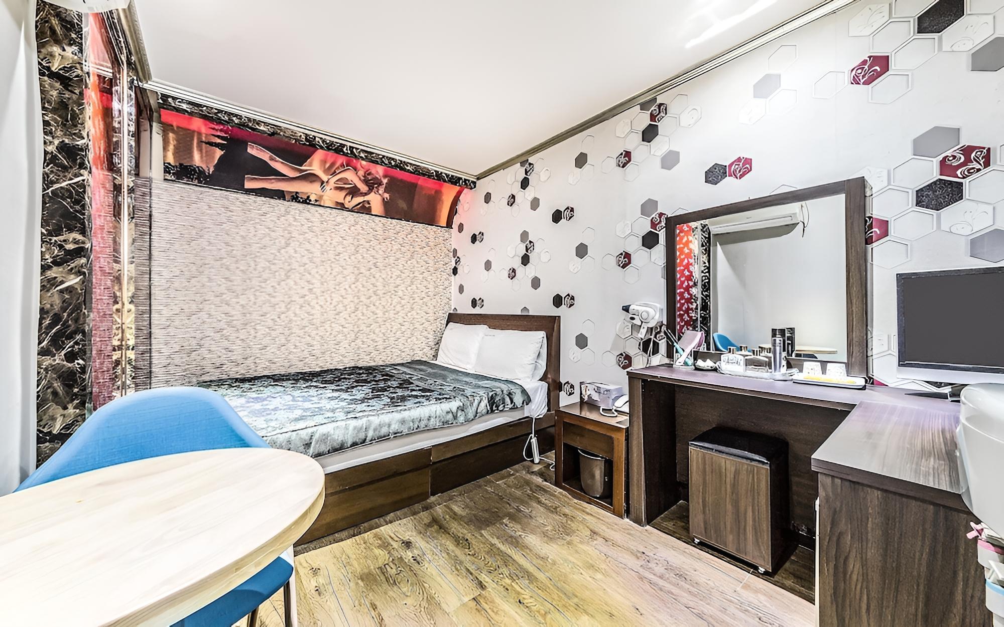 Room (Standard Room) - Photo 7