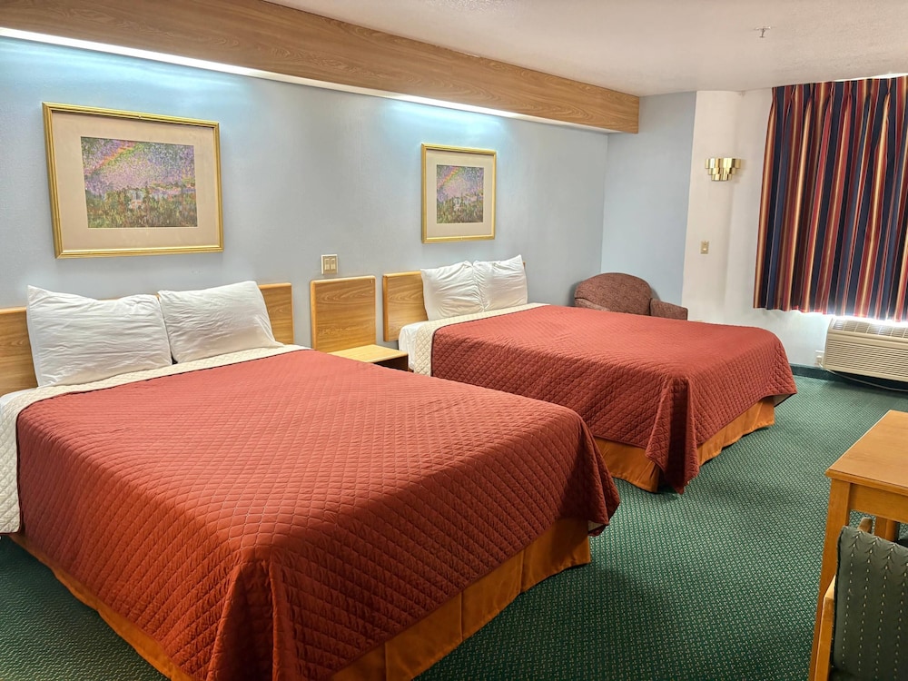 Standard Room, 2 Queen Beds, Non Smoking - Photo 8