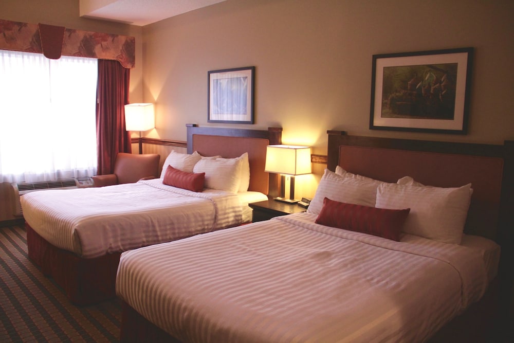 Suite, 2 Queen Beds, Non Smoking, Refrigerator & Microwave (Third bed is a Sofabed) photo 2