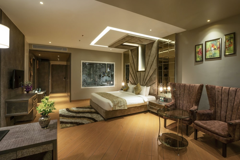 Saya Titanium Room