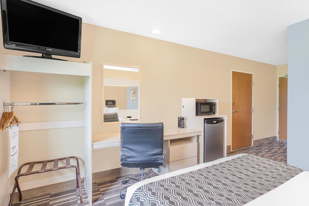Room, 1 Queen Bed, Accessible, Non Smoking (Mobility) photo 2