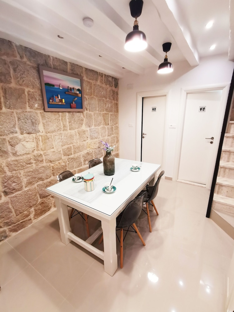 City Villa, 3 Bedrooms, Kitchen - Photo 8