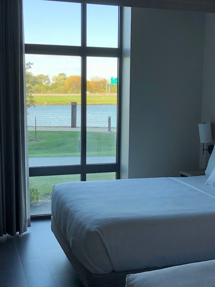 Room, Accessible, Bathtub (2 Queen Beds with Sofa Bed) - Photo 2