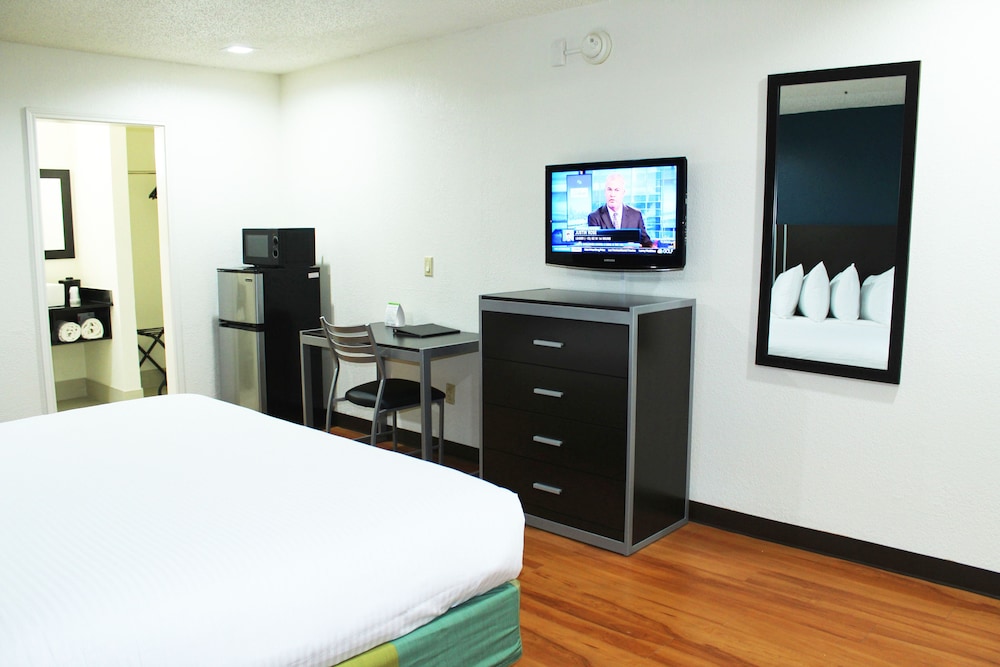 Standard Room, 1 King Bed, Non Smoking - Photo 3