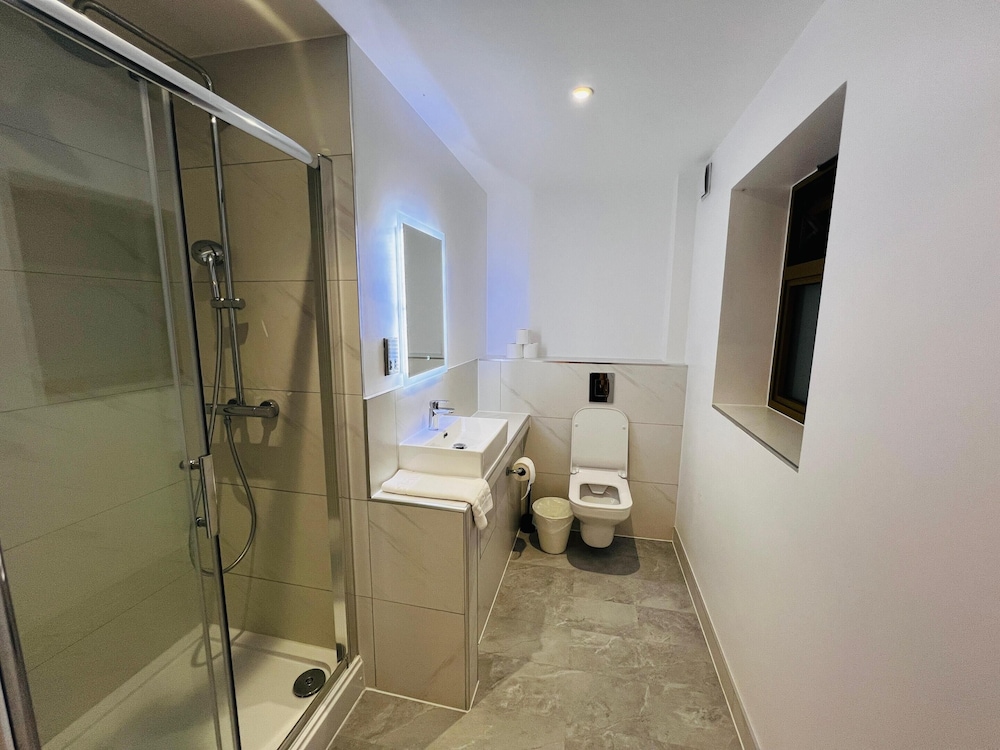 Deluxe Quadruple Room, Accessible, Ensuite - Photo 3
