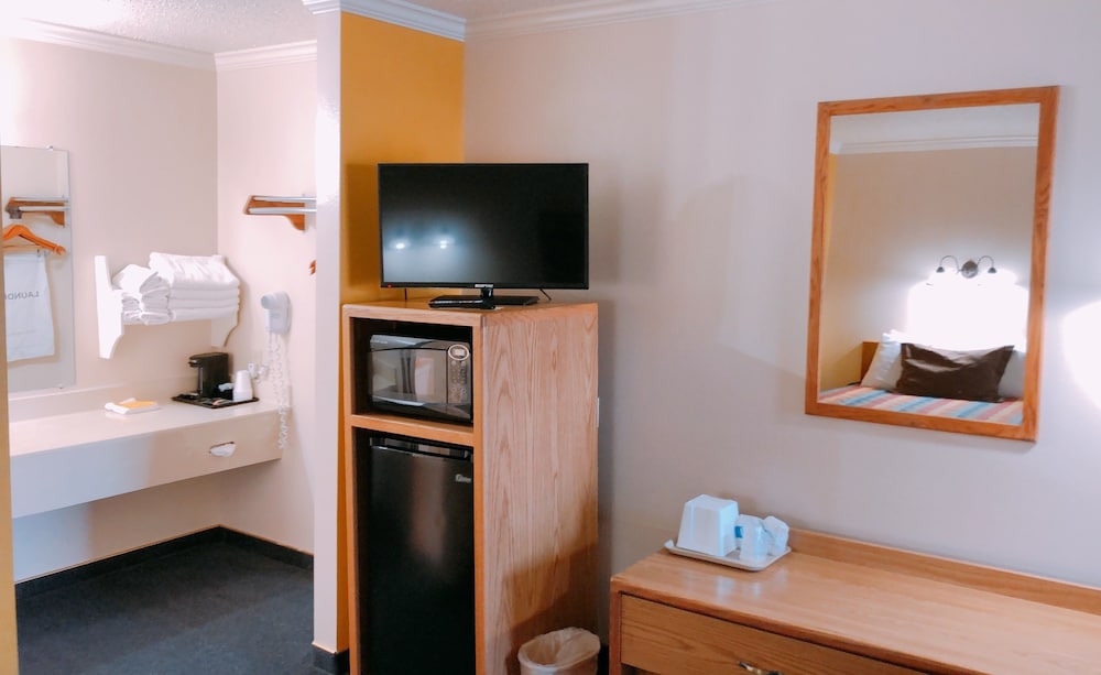 Deluxe Room, 2 Queen Beds, Non Smoking, Refrigerator & Microwave photo 3