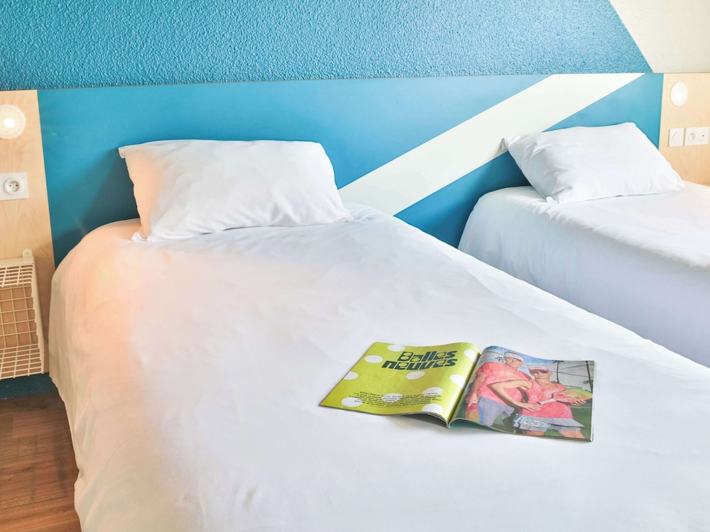 Standard Room, 2 Twin Beds - Photo 7