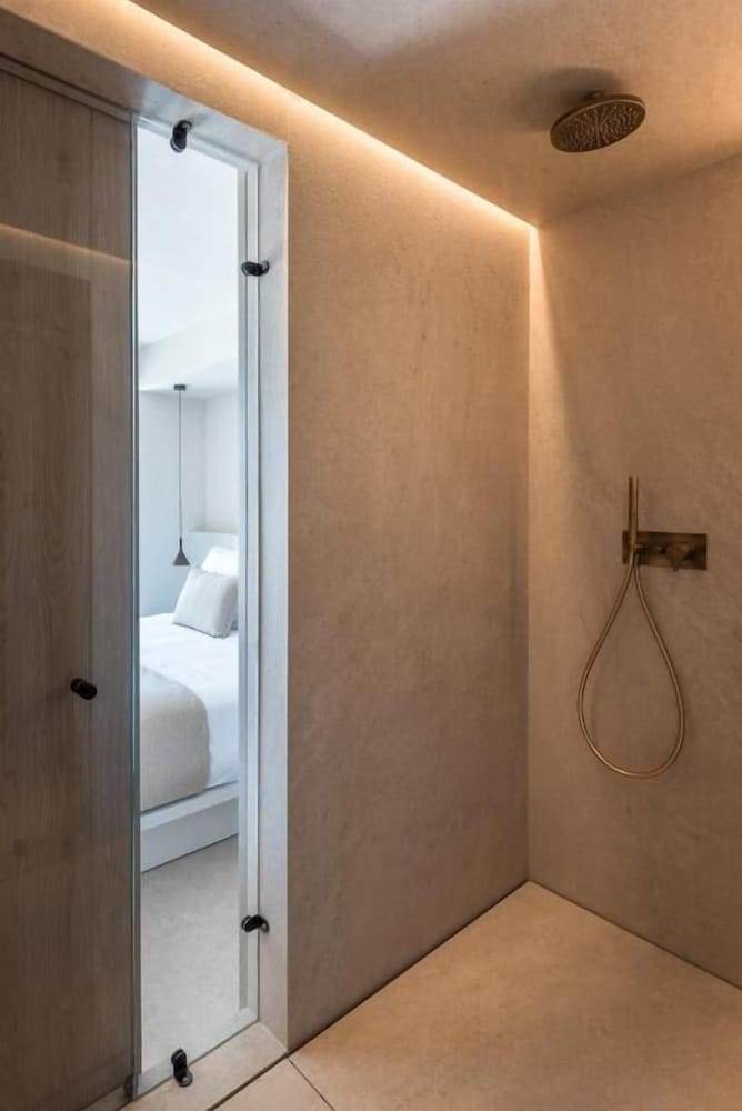 Signature Room with Outdoor Hot Tub & Panoramic Sea View