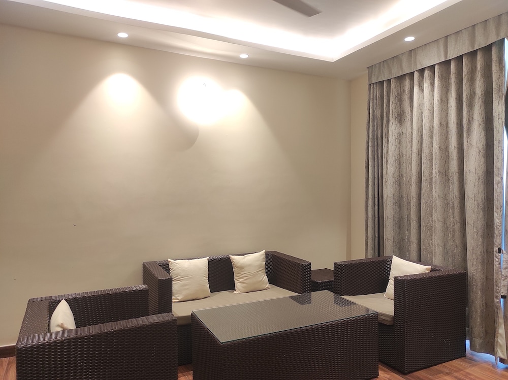 Suite - Photo 13