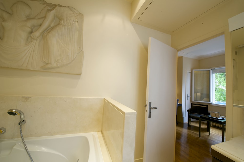 Deluxe Double Room, 1 King Bed, Jetted Tub, Courtyard View photo 2