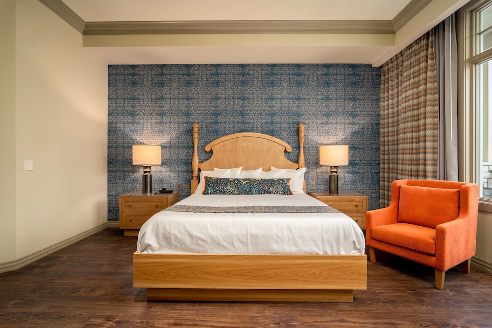 Suite, 1 King Bed, Non Smoking, Jetted Tub - Photo 2