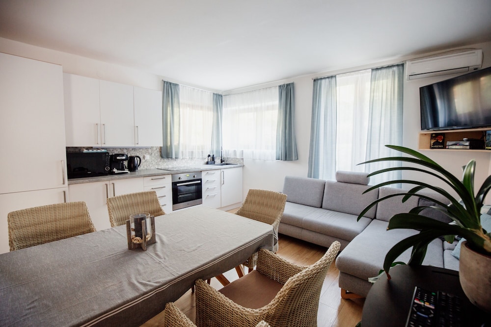 Grand Apartment, Multiple Beds, Garden View photo 2