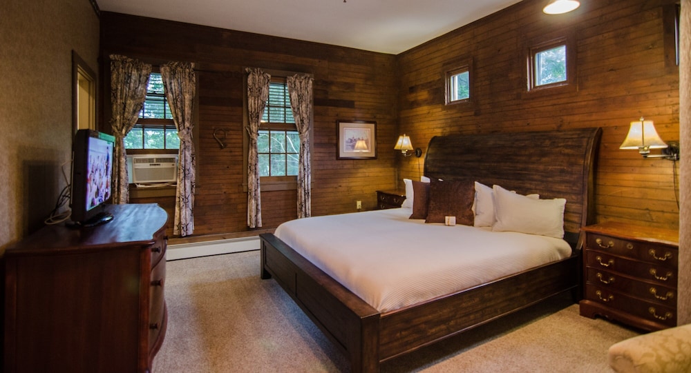 Deluxe Double Room, 1 King Bed, Private Bathroom, Ground Floor