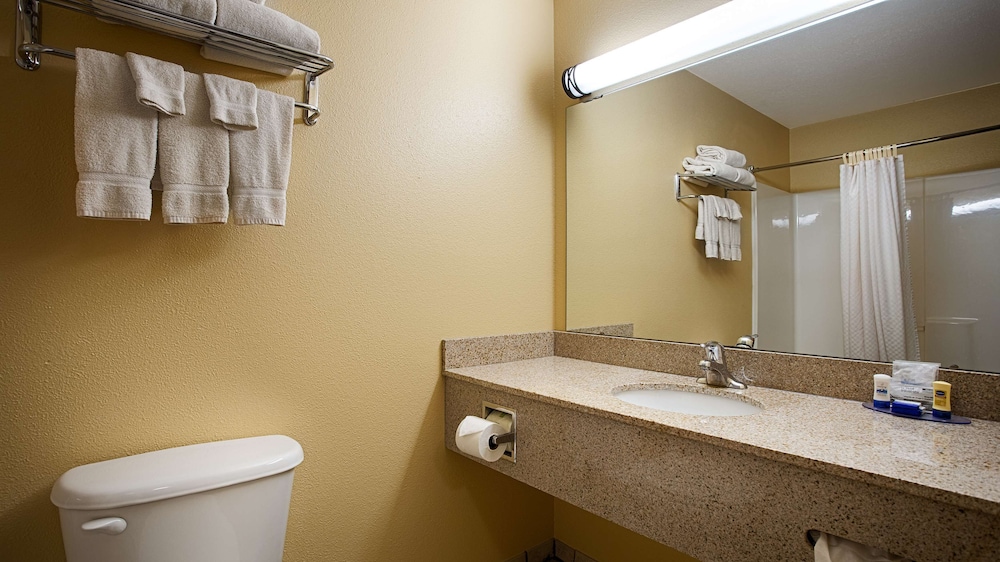 Business Suite, 1 King Bed, Non Smoking, Refrigerator & Microwave photo 3