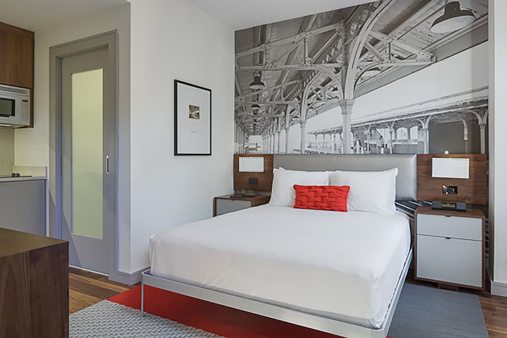 Deluxe Room, 1 Queen Bed (Bath in Room)