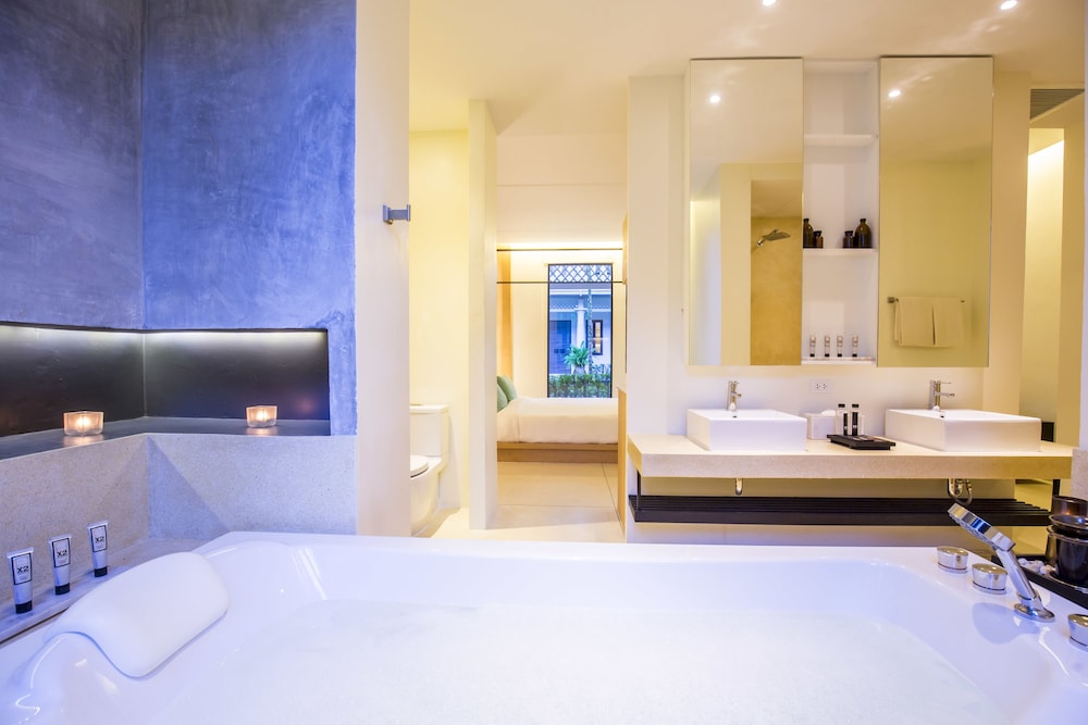 Suite with Couple Bath - Photo 4