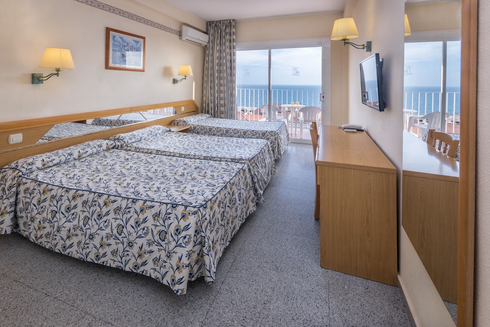 Habitación Triple Estándar con Vista al Mar (2 Adultos + 1 Niño)