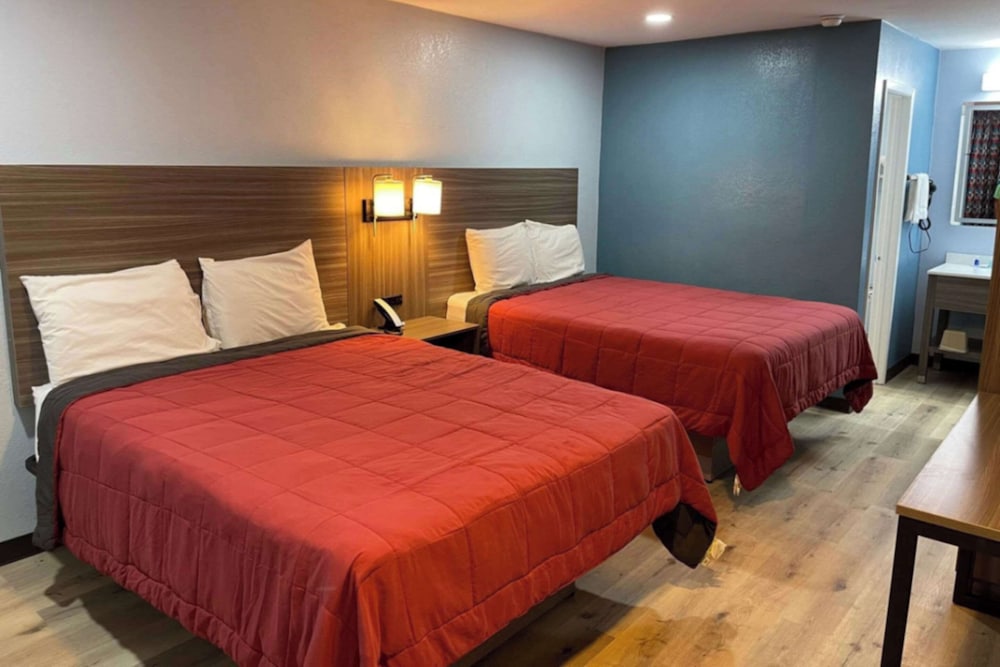 Standard Room, 2 Queen Beds, Smoking photo 1