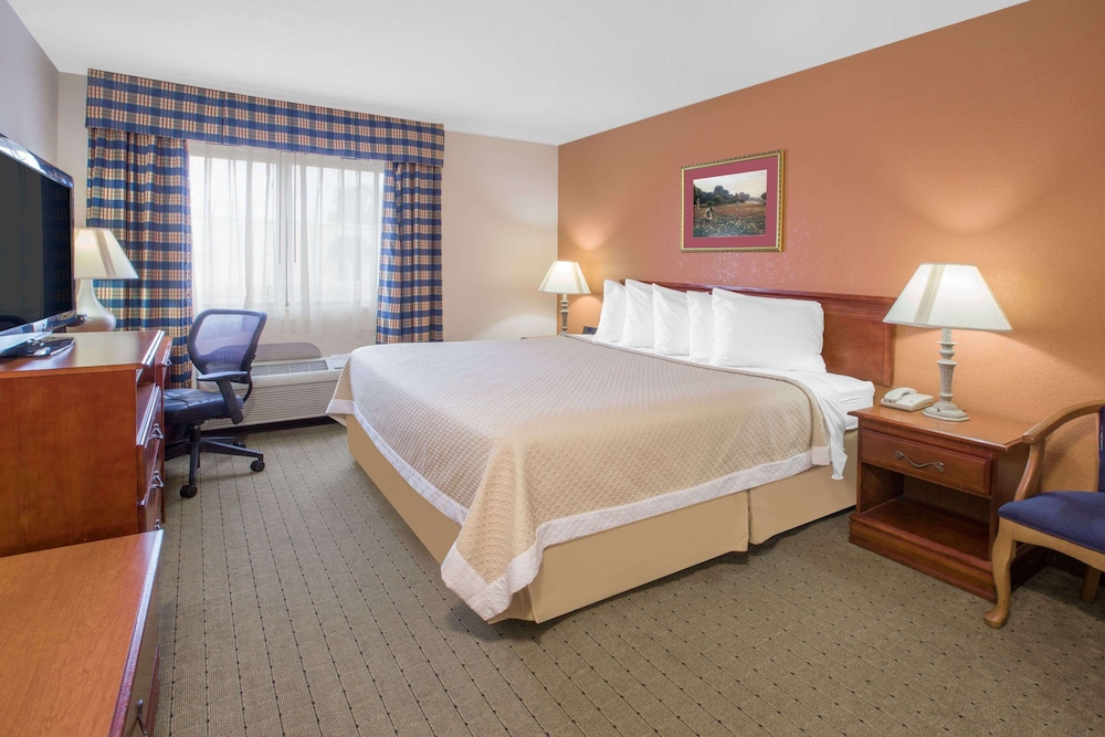 Standard Room, 1 King Bed, Accessible - Photo 1