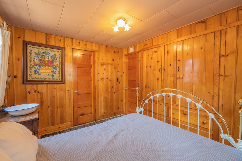 House, Multiple Beds, Fireplace, Mountain View