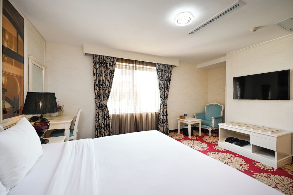 Premium Double Room, 1 King Bed, Bathtub, City View photo 2