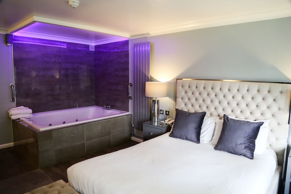 Suite, 1 King Bed, Non Smoking, Jetted Tub photo 3