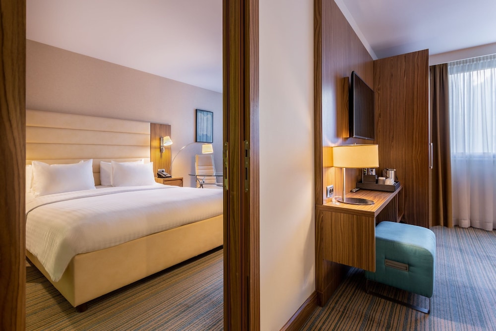 Grand Room, 1 King Bed photo 3