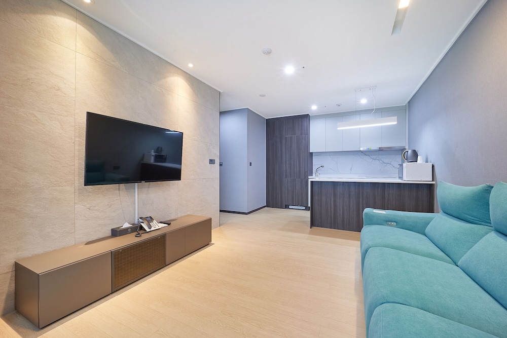 Signature Suite - Photo 5
