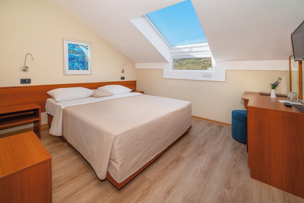 Basic Single Room, Partial Sea View
