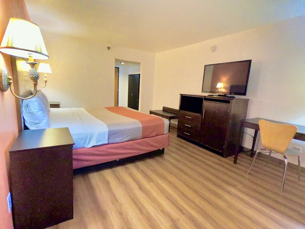 Deluxe Suite, 1 King Bed, Accessible, Non Smoking - Photo 2
