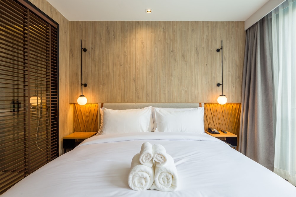 Superior Room, 1 King Bed, Pool View photo 2