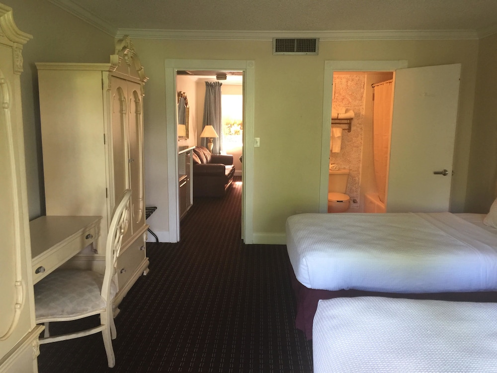 Suite, 2 Double Beds - Photo 2