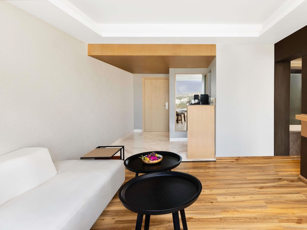 Executive Suite, 1 King Bed, Non Smoking (City Side)