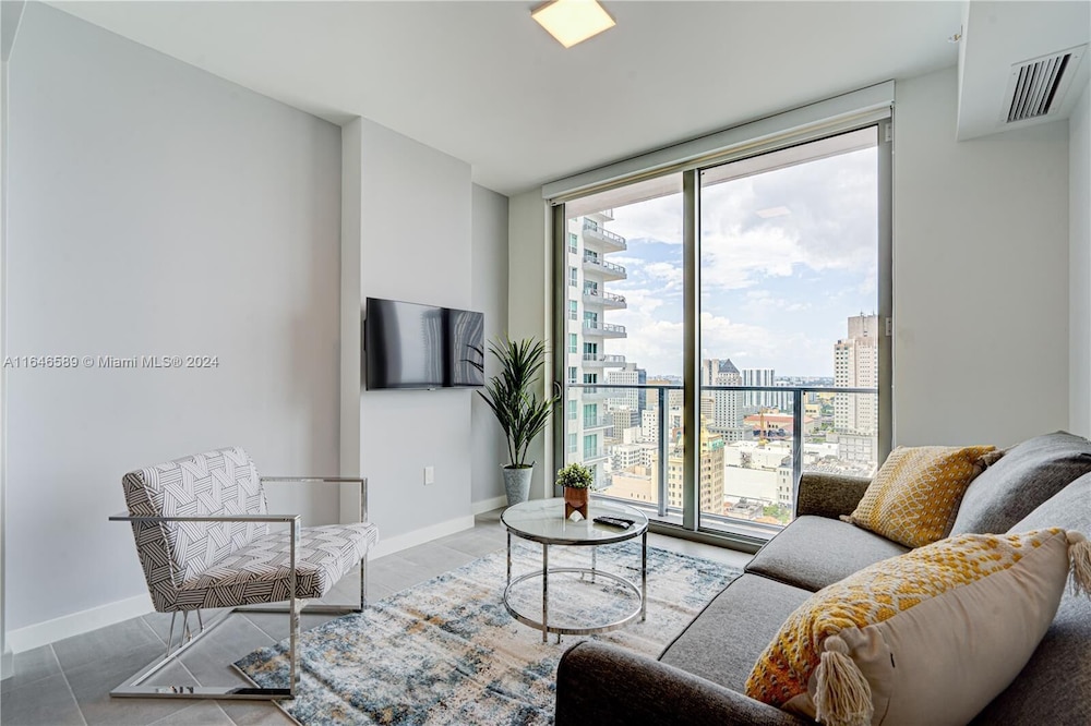 Classic Condo, Balcony, City View photo 1
