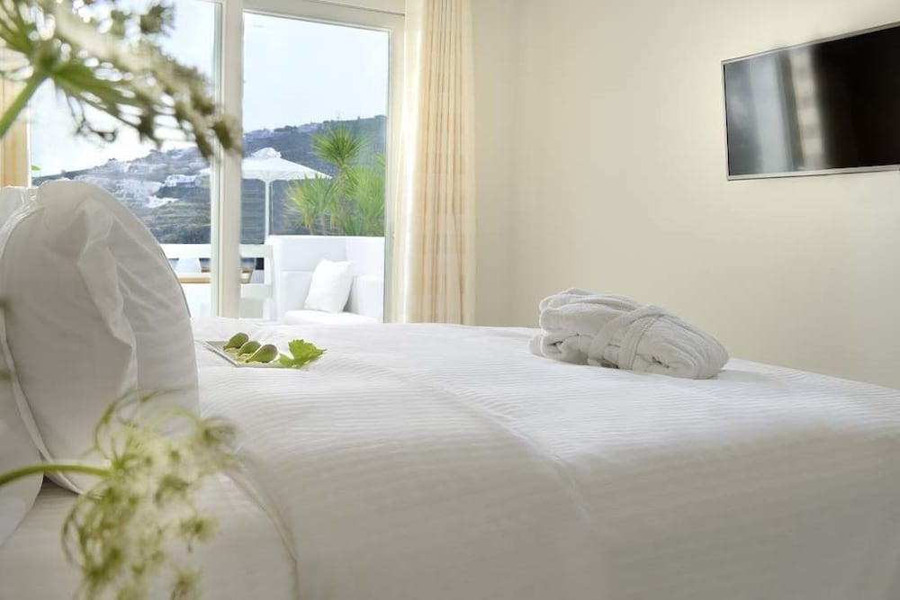 Executive Suite, Jetted Tub, Sea View with Private pool - Photo 11