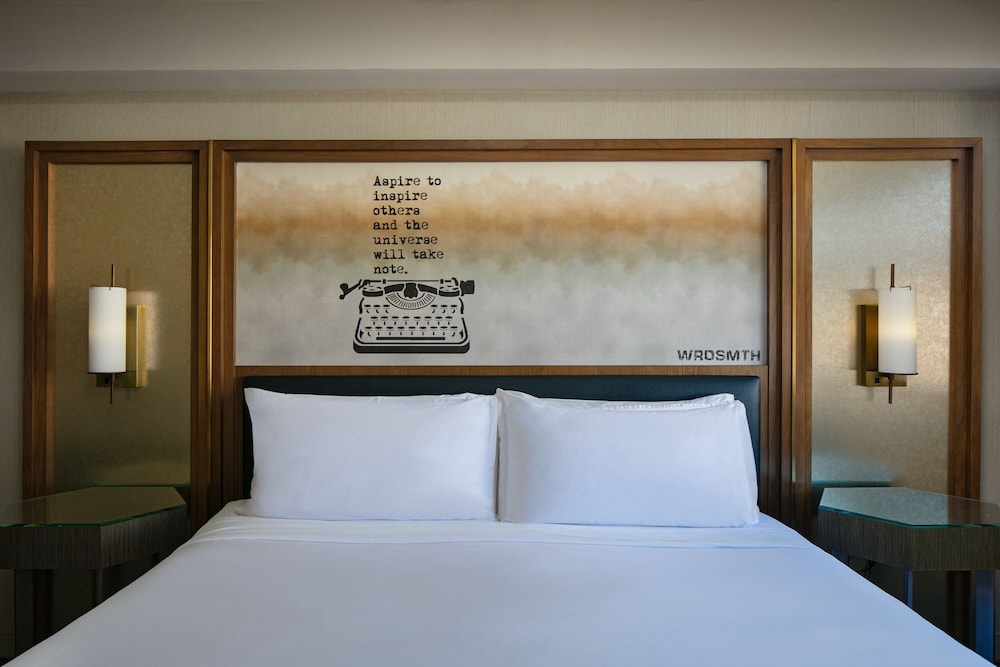 Suite, 1 King Bed with Sofa bed - Photo 3
