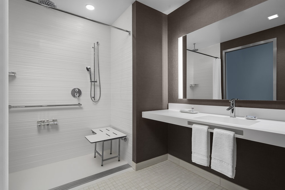 Room, 1 King Bed, Pool View (Mobility Accessible, Roll-In Shower) thumbnail 6