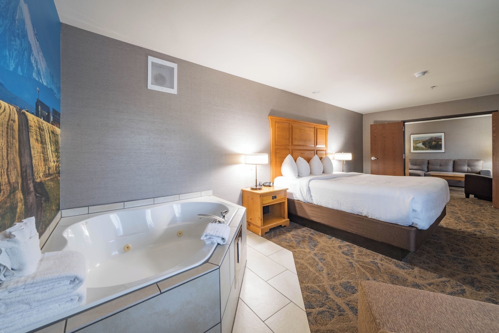 Suite, 1 King Bed with Sofa bed, Jetted Tub (with Sofabed) photo 3