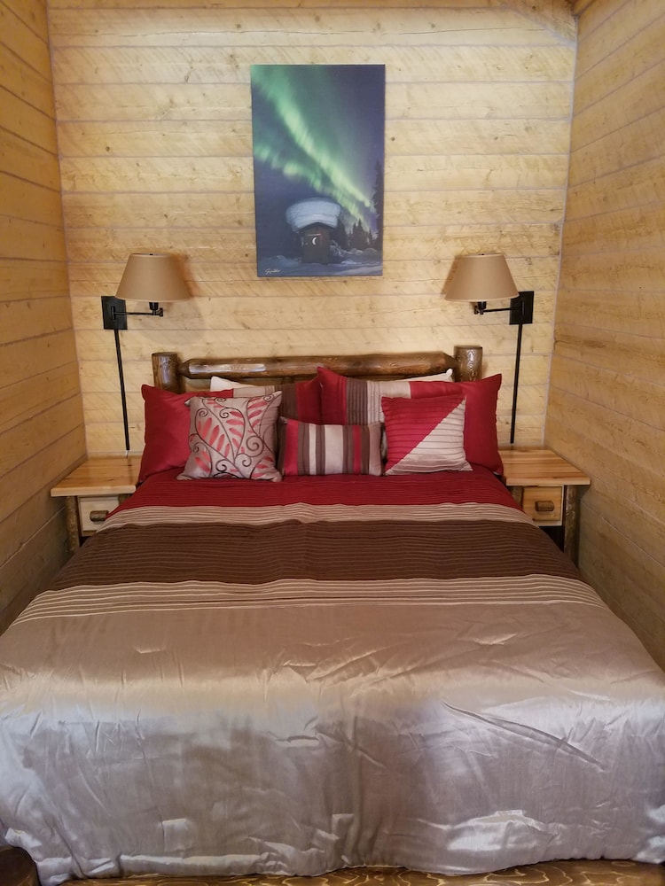 Deluxe Cabin, 2 Queen Beds, Refrigerator & Microwave