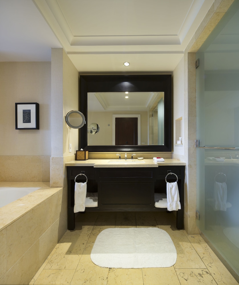 Deluxe Room, 1 King Bed, Resort View - Photo 12