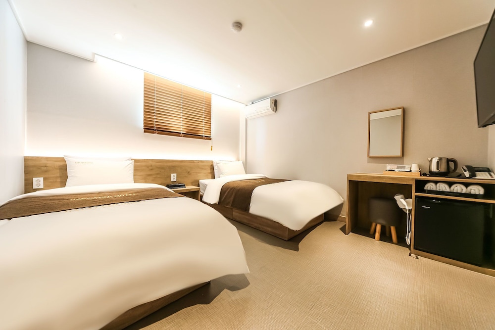 Standard Twin Room - Photo 1