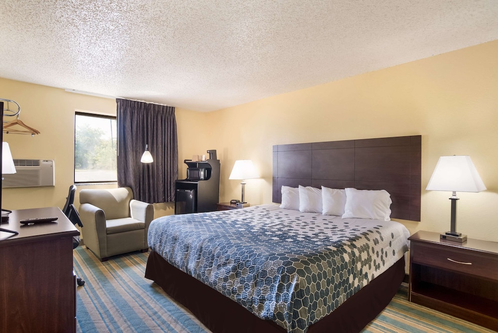 Standard Room, 1 King Bed, Non Smoking - Photo 3