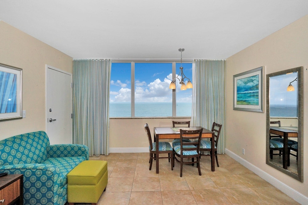 Standard Room, 1 King Bed, Ocean View - Photo 2