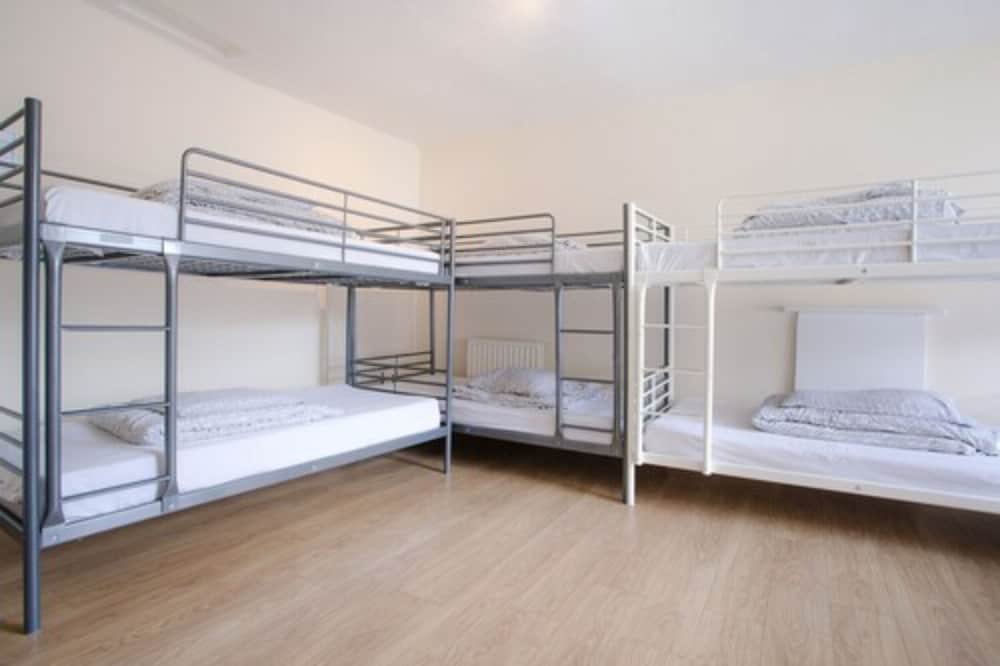 Basic Room, Multiple Beds, Ensuite photo 3