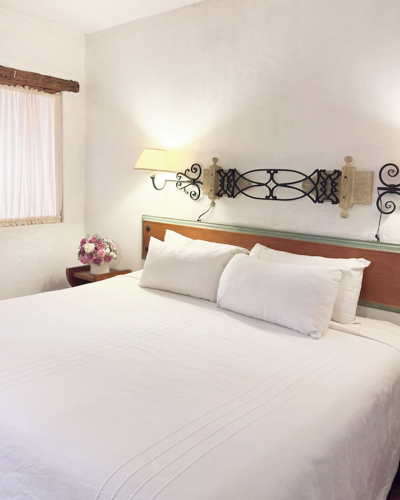 Superior Room, 1 King Bed photo 3