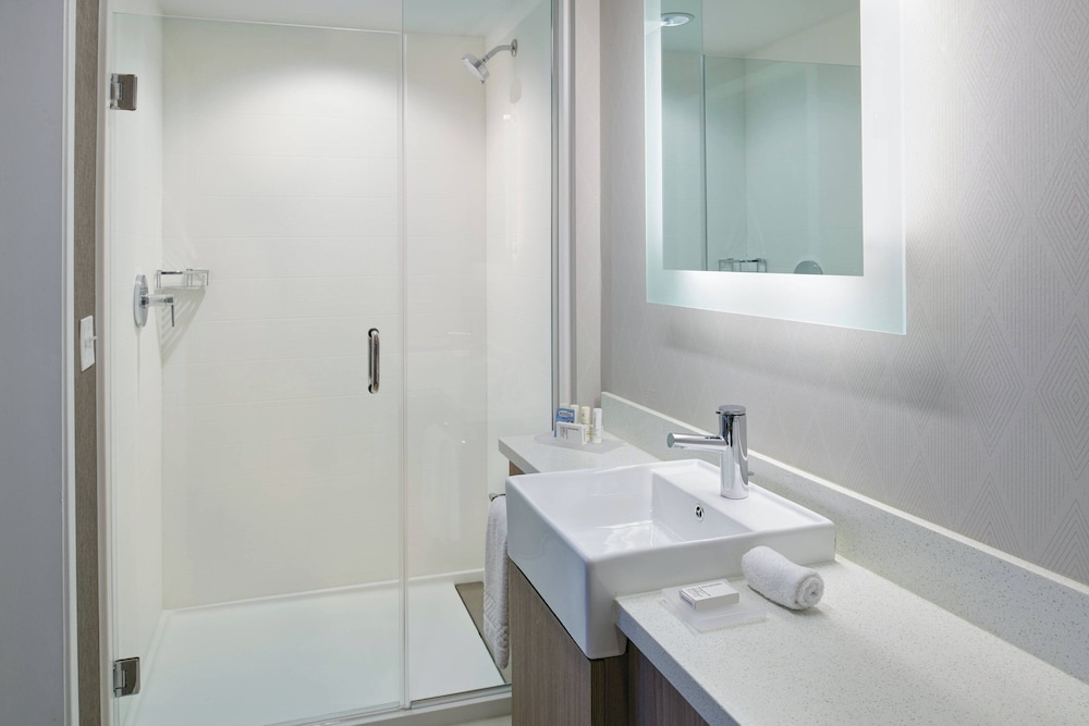 Suite, 1 King Bed, City View (Hearing Accessible) - Photo 6