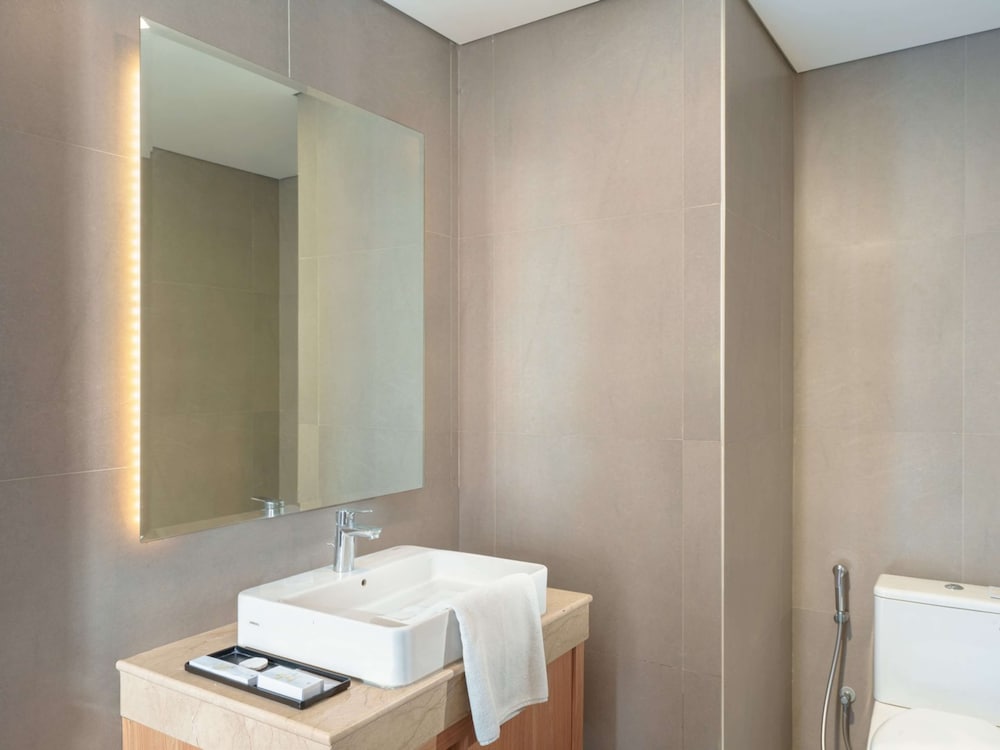 Junior Suite, 1 King Bed, Bathtub, City View - Photo 6
