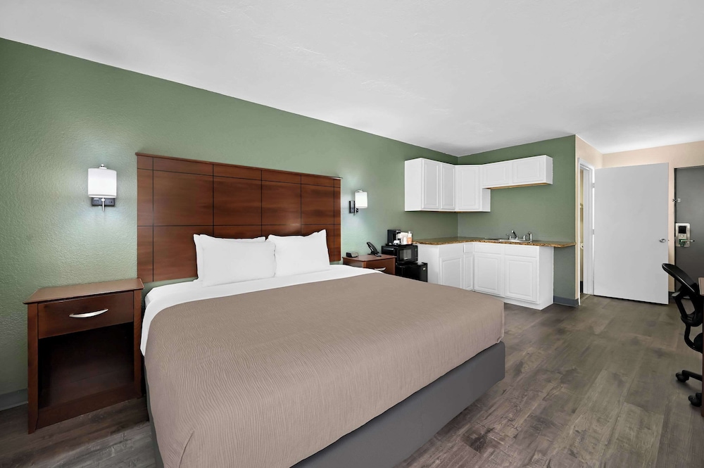 Executive Suite, 1 King Bed with Sofa bed, Non Smoking (Upgrade) - Photo 1